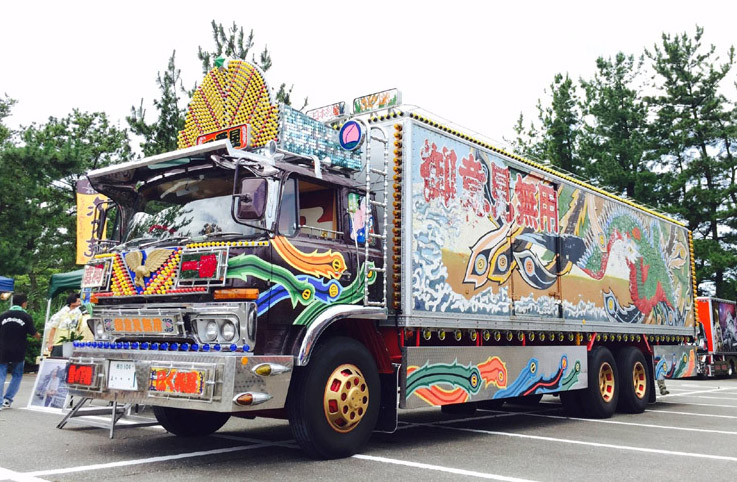 Caminhões decorados fazem campanha em Kanazawa